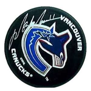 Mark Messier Vancouver Canucks Autographed Puck: Sports 