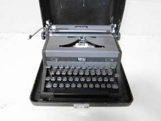 VINTAGE 1940S ROYAL QUIET DELUXE PORTABLE TYPEWRITER WITH ORIGINAL 