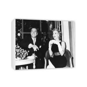  Laurence Olivier and Marilyn Monroe   Canvas   Medium 