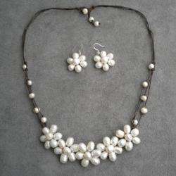   White Freshwater Pearl Flower Jewelry Set (5 10 mm) (Thailand