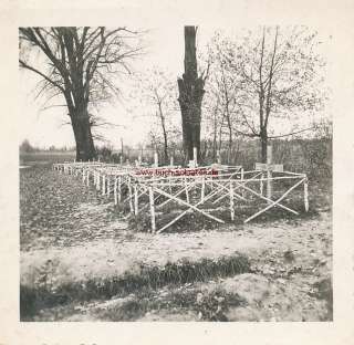 Foto (ca. 6 x 6,5 cm) von ca. 1945: Soldatengräber Zweiter 